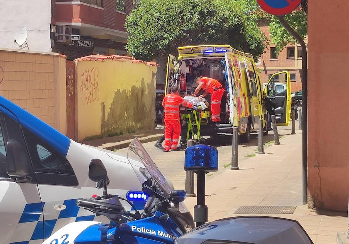 Sanitarios introducen al herido en la ambulancia tras la agresión.