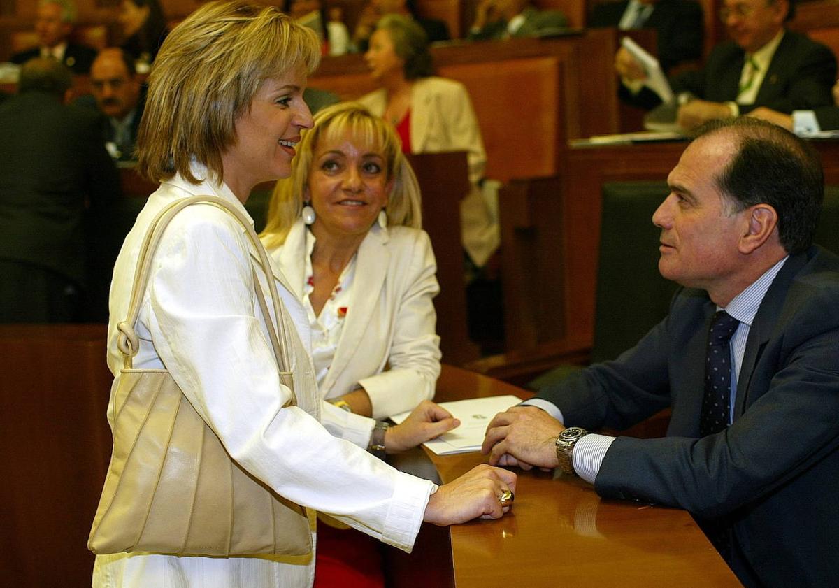 Imagen principal - Isabel Carrasco junto a Silvia Clemente y el fallecido Tomás Villanueva, en el primer Gobierno de Herrera (2001-2003); integrantes del último Ejecutivo de Lucas (1999-2001) y Carrasco con sus directores generales al llegar a la consejería. 