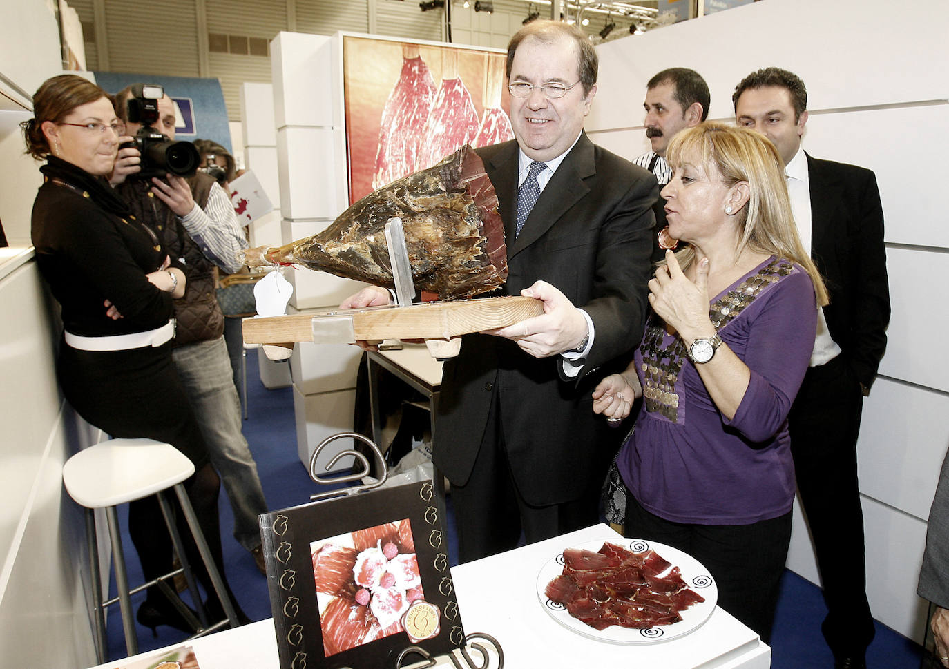 Marzo 2009. El presidente de la Junta de Castilla y León, Juan Vicente Herrera, junto a la presidenta de la Diputación de León, Isabel Carrasco, durante la visita al stand de esta institución en la Feria Alimentaria de Valladolid.