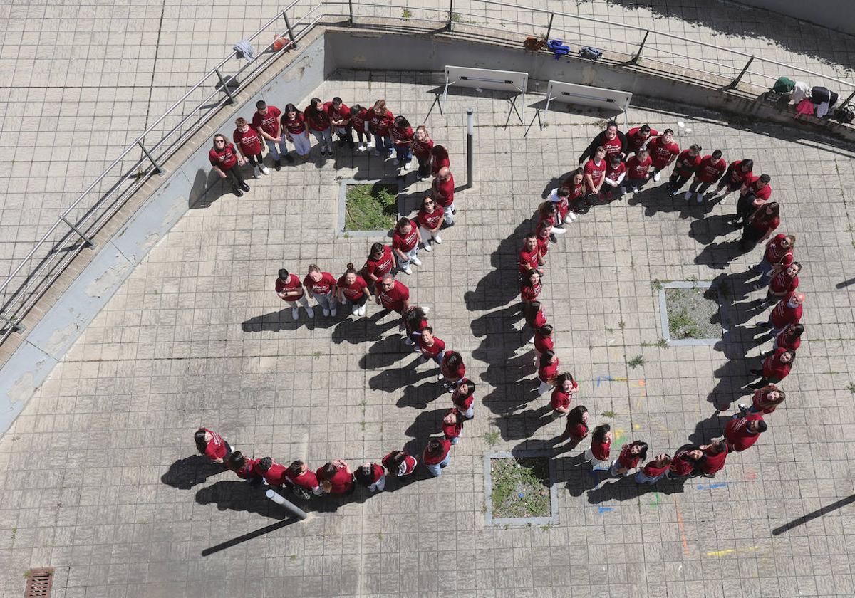 Los alumnos representan un '30' humano.