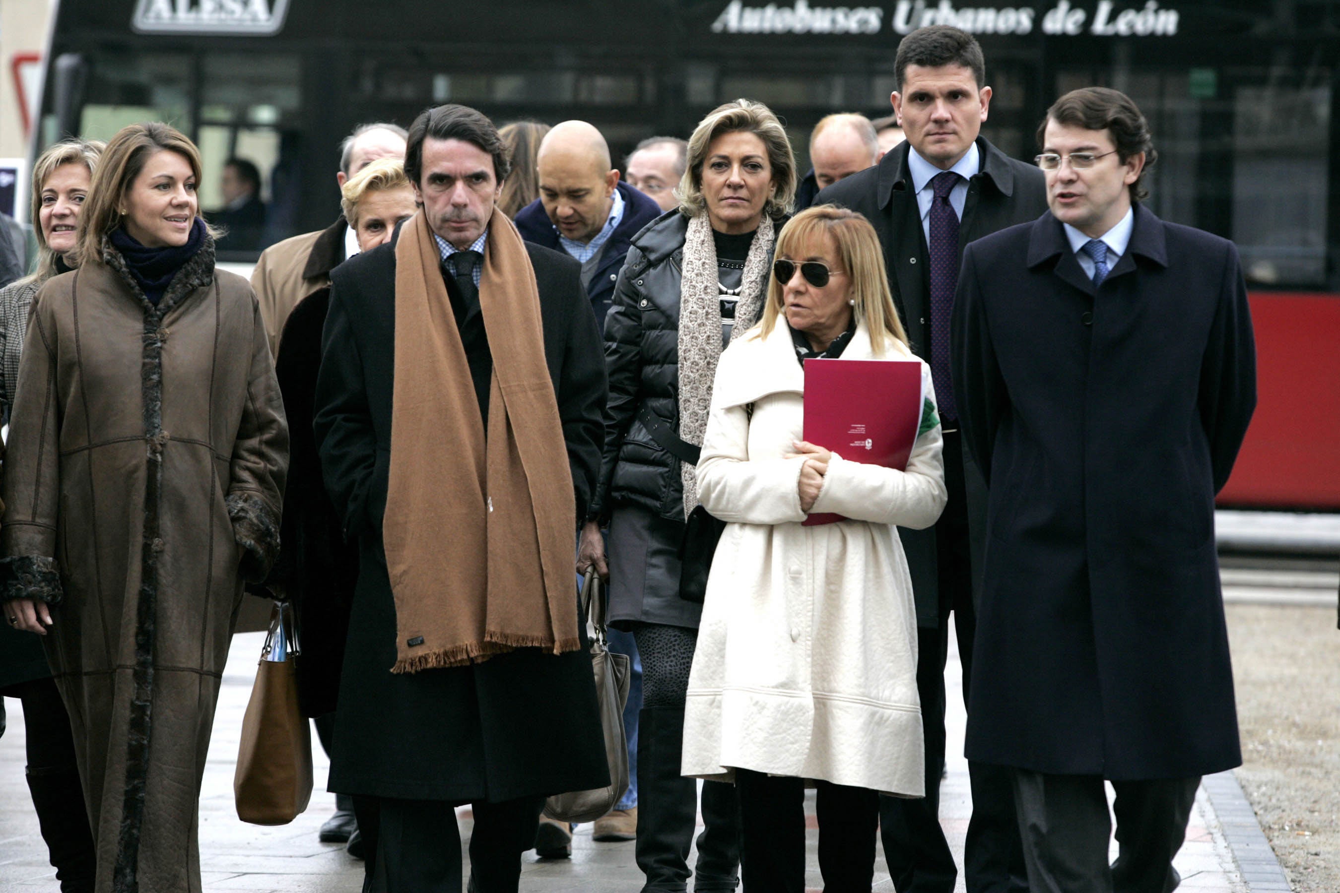 Enero 2011. La secretaria general del PP, María Dolores de Cospedal; el presidente de Honor del PP, José María Aznar; la presidenta del PP en León, Isabel Carrasco y el secretario general del PP en Castilla y León, Alfonso Fernández Mañueco, en la inauguración de la I Cumbre del PP en el Exterior en la capital leonesa.