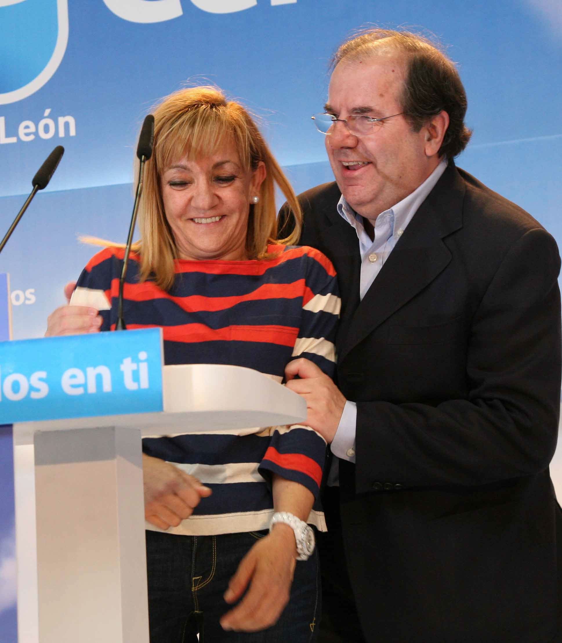 Mayo 201.. El candidato a la presidencia de la Junta por el PP, Juan Vicente Herrera, bromea con Isabel Carrasco, al comienzo del acto electoral en León.