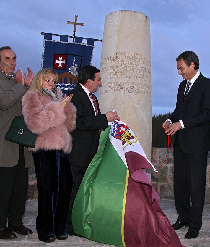 Imagen secundaria 2 - Mañueco toma una foto a Carrasco en un acto del PP con Rajoy; la leonesa en un mitin con Juan Vicente Herrera y una inauguración en León con Zapatero y el fallecido ministro leonés José Antonio Alonso.