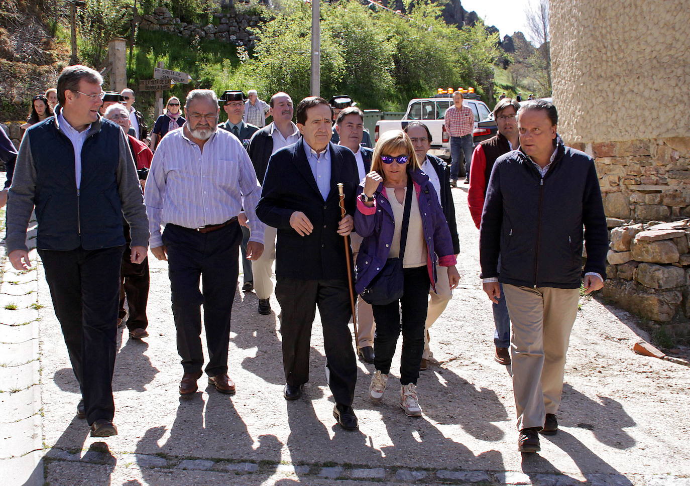 El vicepresidente primero del Senado, Juan José Lucas (c), en la romería de Valdorria (León), acompañado por el consejero de Fomento y Medio Ambiente, Antonio Silván (i), Carrasco y el presidente del Consejo Consultivo, Mario Amilivia.