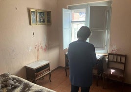 Cristina C. en una de las habitaciones de la vivienda donde vivía con las niñas.