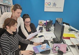 Clara Torrellas, directora técnica de la Federación de Autismo Castilla y León (de pie) con Cristina Alcalde e Irene González de MAPA 4.0.