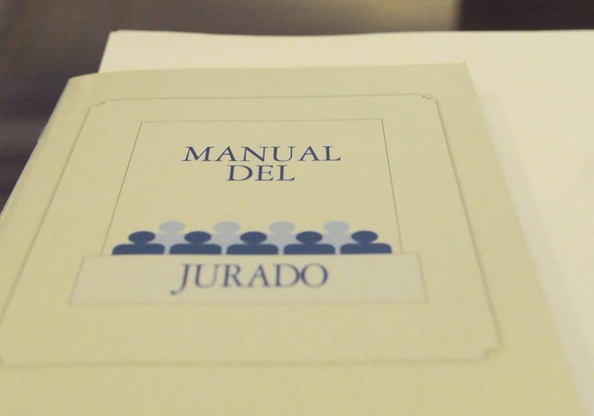 Manual del Jurado Popular entregado a los miembros al inicio del juicio de Isabel Carrasco.