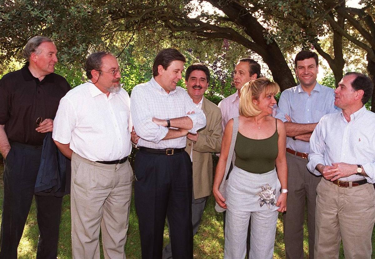 Imagen secundaria 1 - Isabel Carrasco junto a Silvia Clemente y el fallecido Tomás Villanueva, en el primer Gobierno de Herrera (2001-2003); integrantes del último Ejecutivo de Lucas (1999-2001) y Carrasco con sus directores generales al llegar a la consejería. 