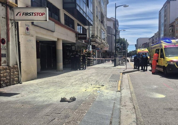 Lugar de los hechos donde se pueden observar las zapatillas del hombre y los restos del extintor.