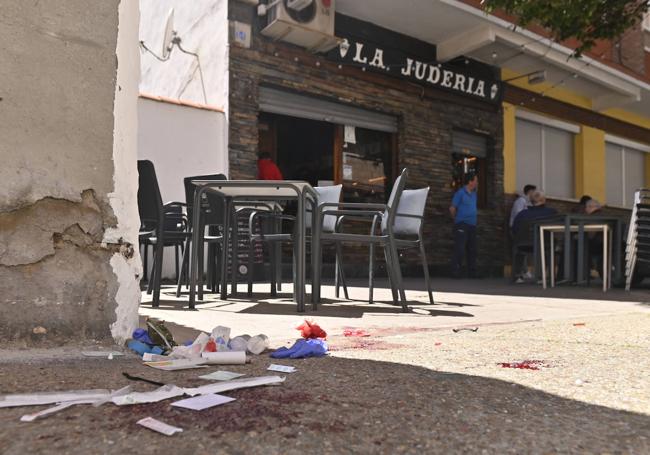 Restos de sangre en la calle Sinagoga tras la agresión.