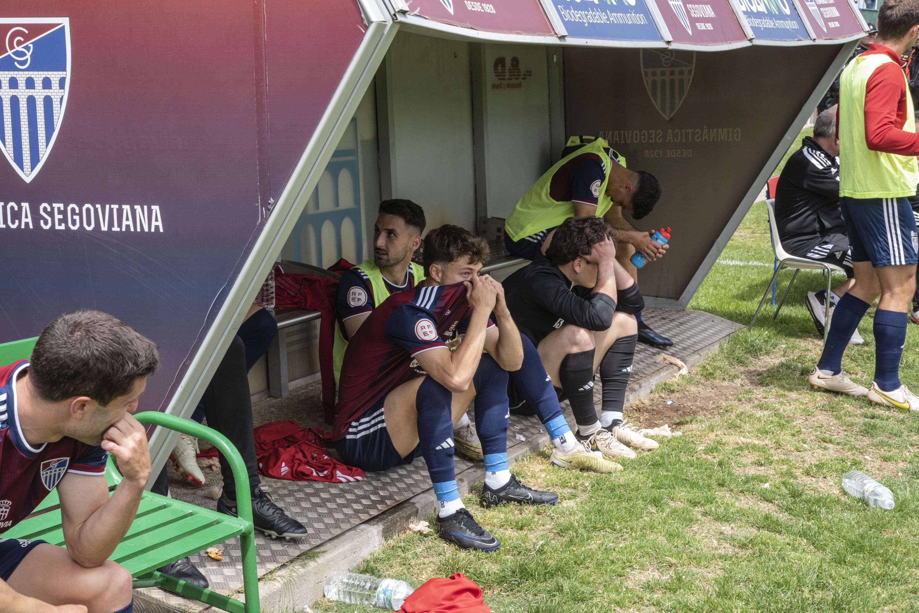 El banquillo de la Segoviana, instantes antes de confirmarse el ascenso a Primera Federación.