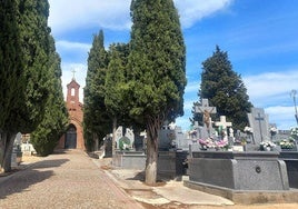 El cementerio de Serrada, este miércoles, con las tumbas ya cerradas.