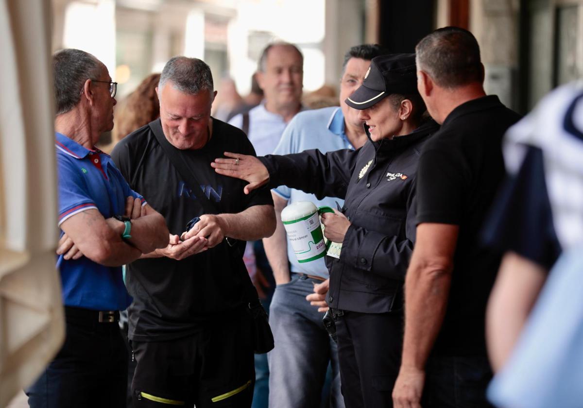 Miembros de la Policía Nacional en el Día de la Cuestación de la Asociación Española contra el Cáncer.