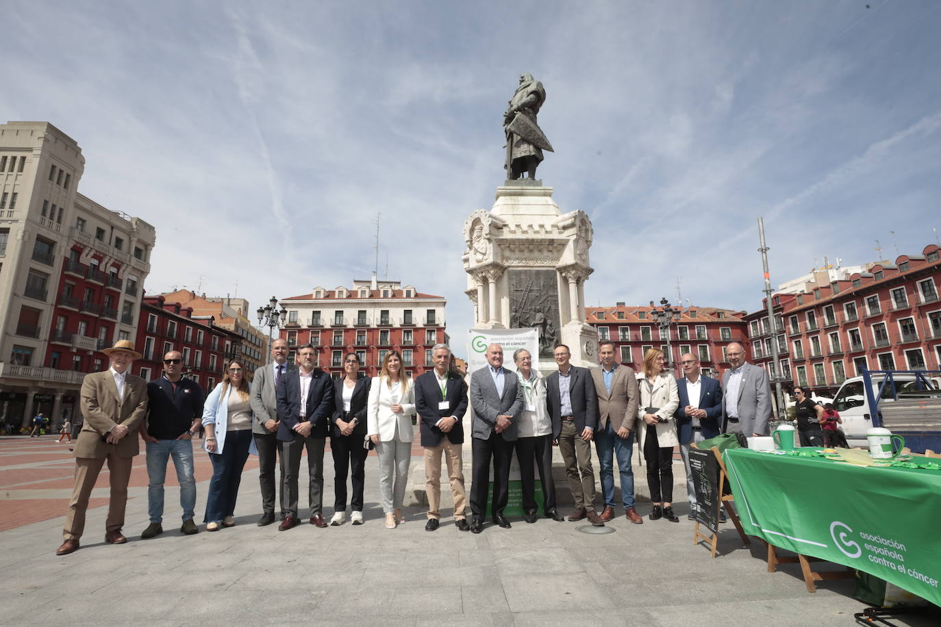 Autoridades locales muestran su apoyo a la campaña de recogida de fondos de la Asociación Española Contra el Cáncer de Valladolid.