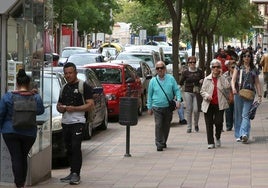 Personas pasean por una de las calles principales de la ciudad de Segovia.