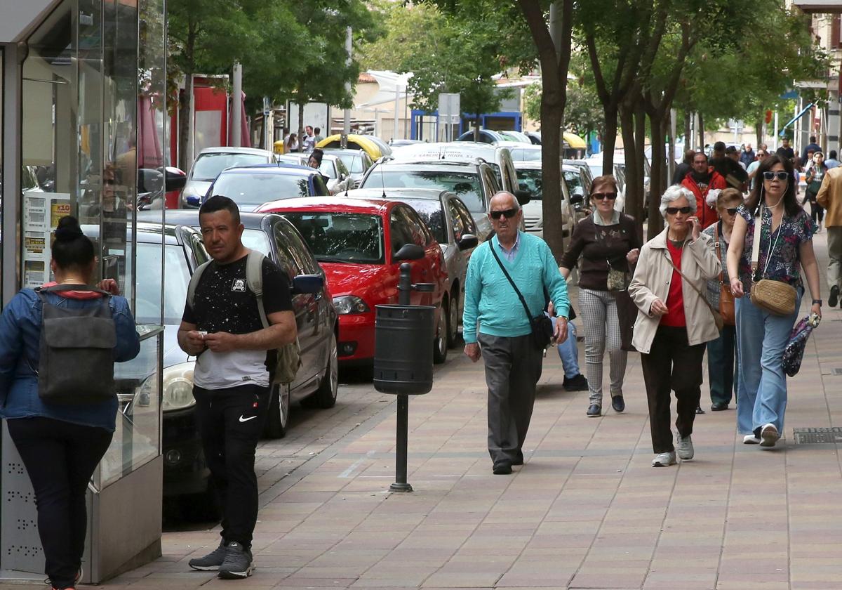 Personas pasean por una de las calles principales de la ciudad de Segovia.