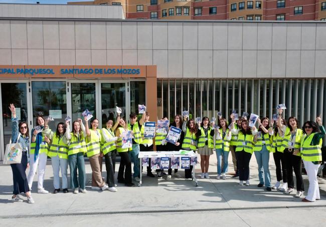 Los alumnos del centro que han participado hoy en la actividad de concienciación por las calles del barrio.