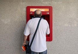 Un hombre realiza una operación bancaria en un cajero, en una imagen de archivo.