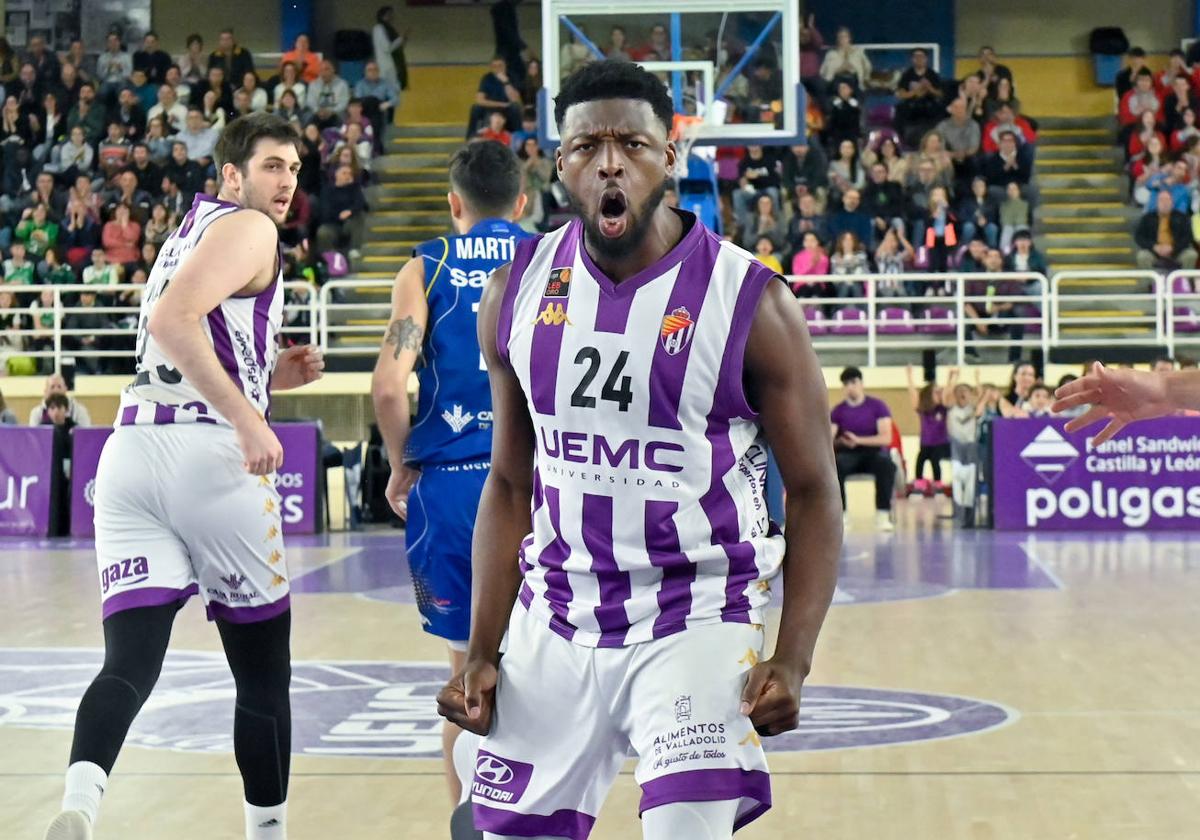 Lotanna Nwogbo celebra eufórico una canasta en el último partido ante Oviedo.