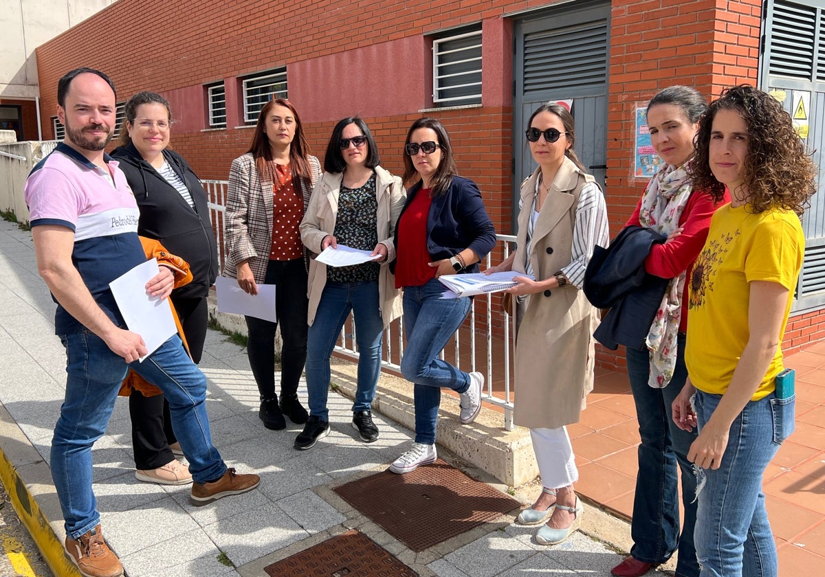 Padres y madres afectados por el cierre de la Escuela Municipal Infantil de Simancas.