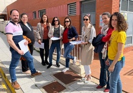 Padres y madres afectados por el cierre de la Escuela Municipal Infantil de Simancas.