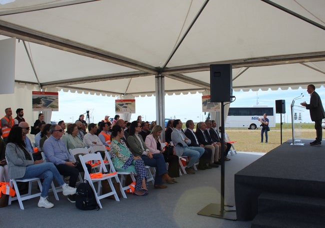 Asistentes al acto de inauguración de la planta El Carrascal