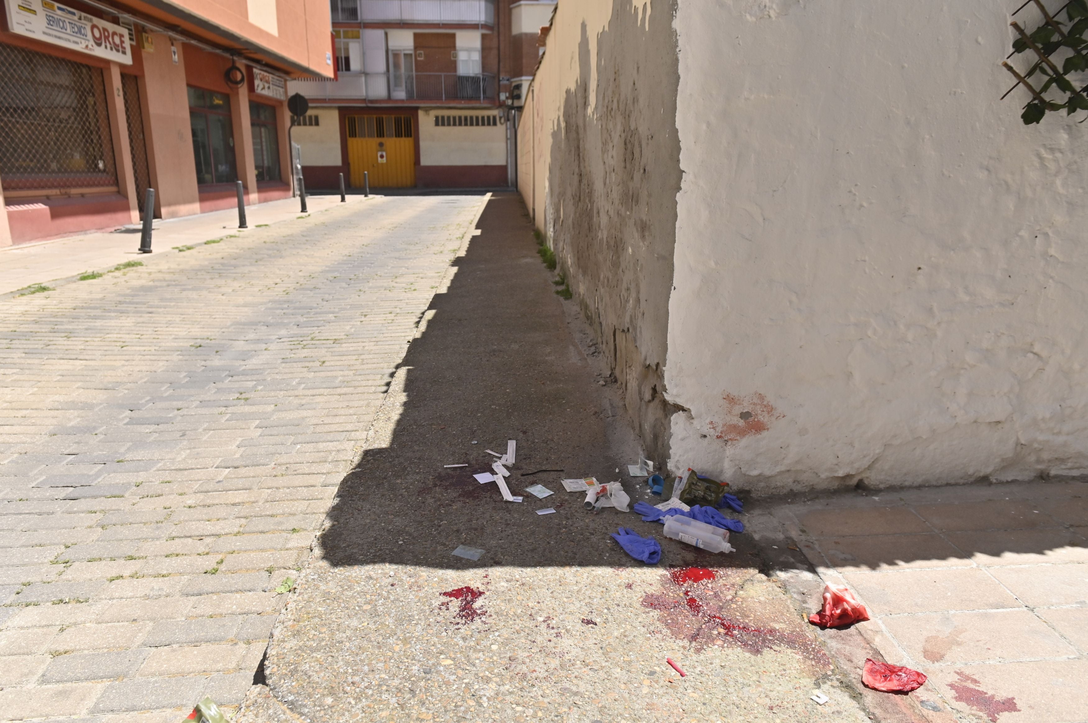 Restos de sangre en la zona donde este miércoles se produjo una agresión con machetes.