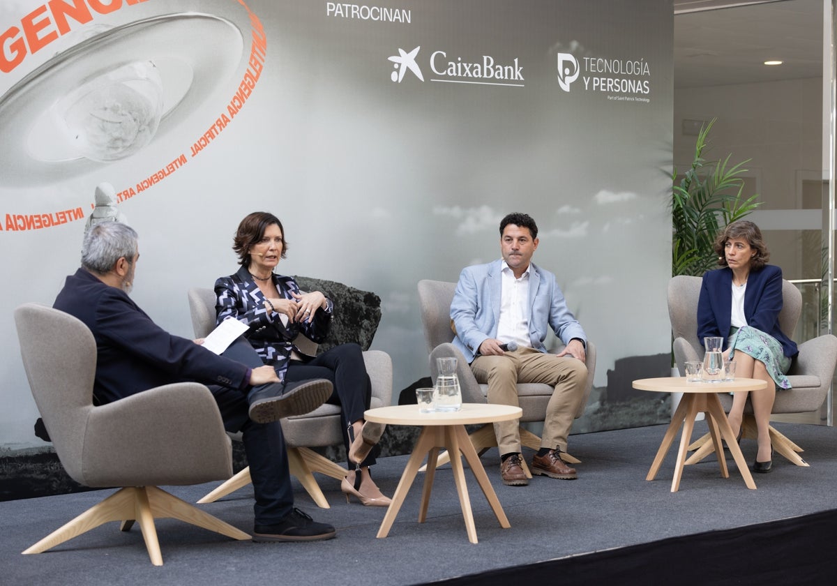 Carlos Aganzo (relaciones institucionales de El Norte), Cristina Lázaro (CEO de CaixaBank Advanced Business Analytics), Samuel García Pascual (CEO de Tecnología y Personas) y Mayte Ledo (secretaria de Estado de Digitalización e Inteligencia Artificial), en la mesa redonda.