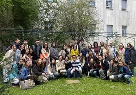 Estudiantes de Medicina, con la profesora Alicia Armentia en el centro, en una salida para aprender a iidentificar insectos y plantas.