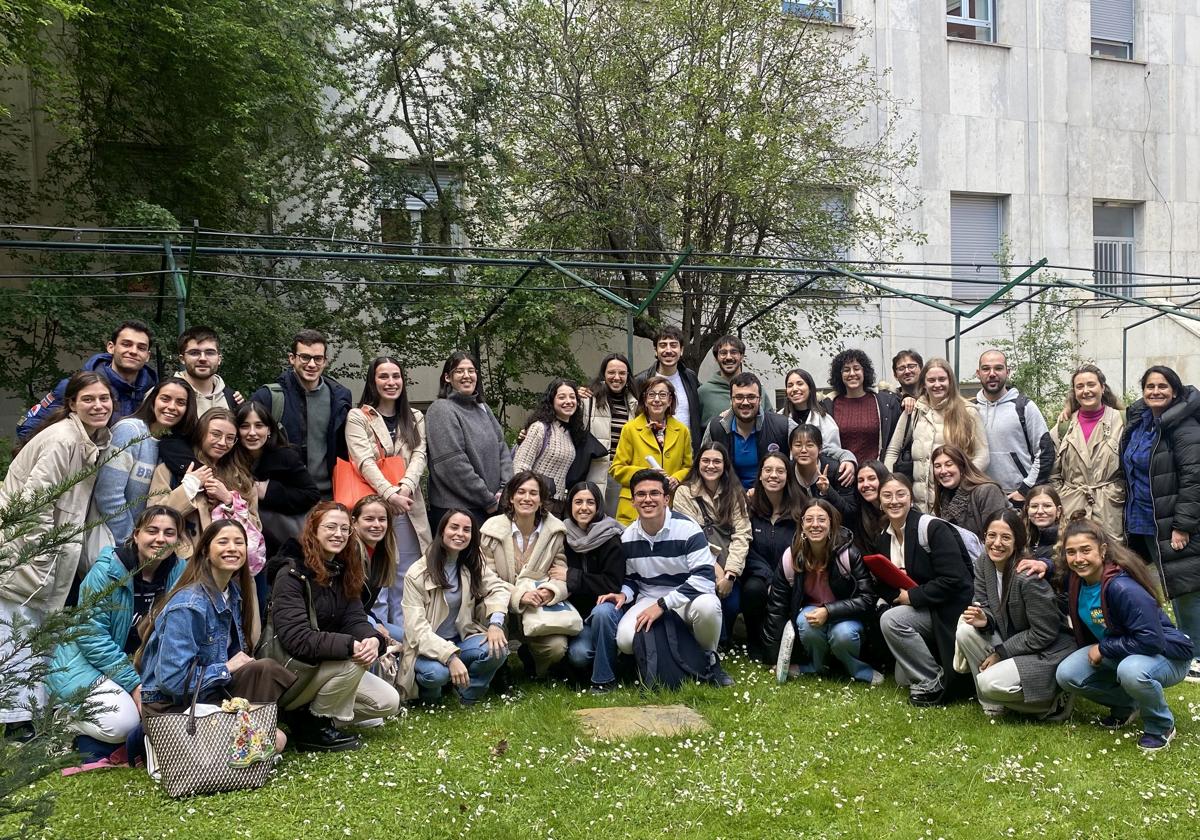 Estudiantes de Medicina, con la profesora Alicia Armentia en el centro, en una salida para aprender a iidentificar insectos y plantas.