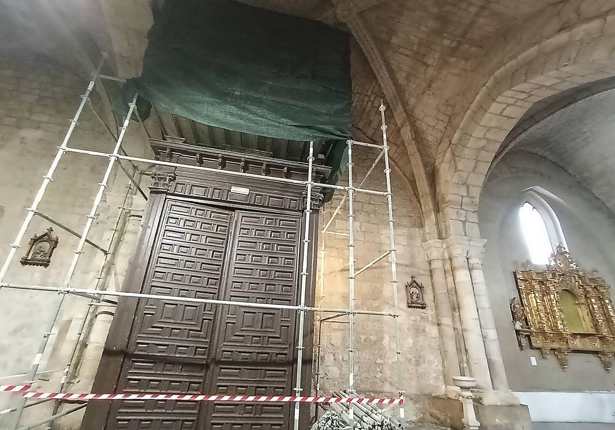 Andamios en la entrada habitual para estudiar el desprendimiento.