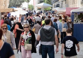 Ambiente en el mercado castellano de San Pablo, este viernes al mediodía.