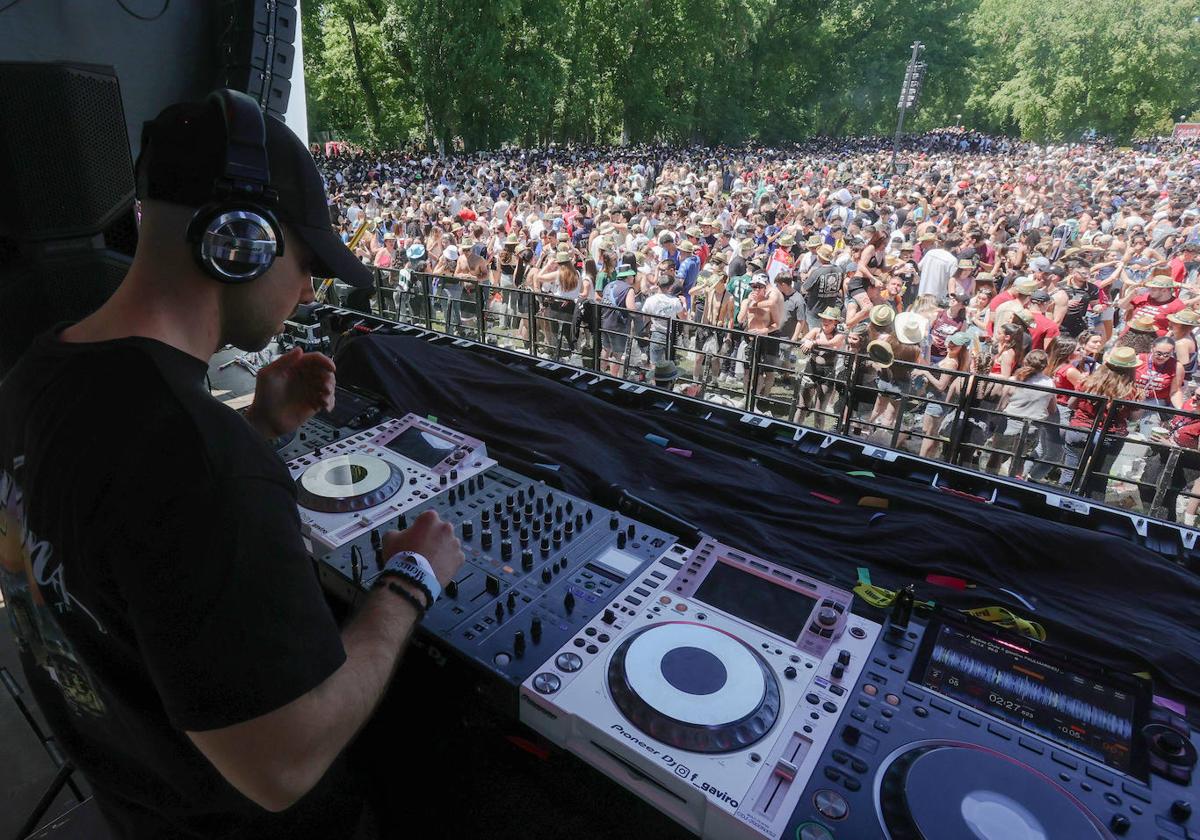 Un DJ pincha en la fiesta de la ITA.