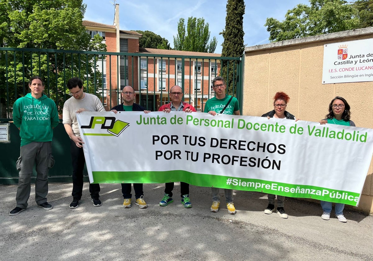 Representantes de la Junta de Personal Docente de Valladolid a las puertas del IES Conde Lucanor, en Peñafiel.