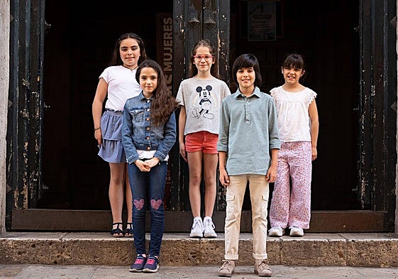 Ángela, Adriana F., Elena, Adriana Q. y Pablo en la puerta de la iglesia de San Miguel.