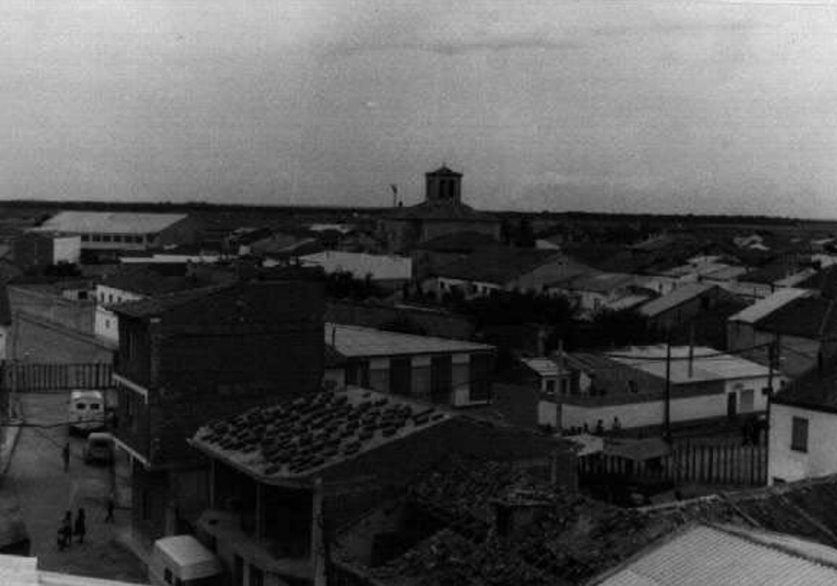 Imagen principal - Panorámicas de Pedrajas de San Esteban e iglesia parroquial en los años 70.