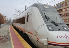 Un tren en el apeadero de La Alamedilla.