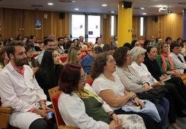 Asistentes al acto de bienvenida y despedida de residentes en el Hospital General de Segovia.