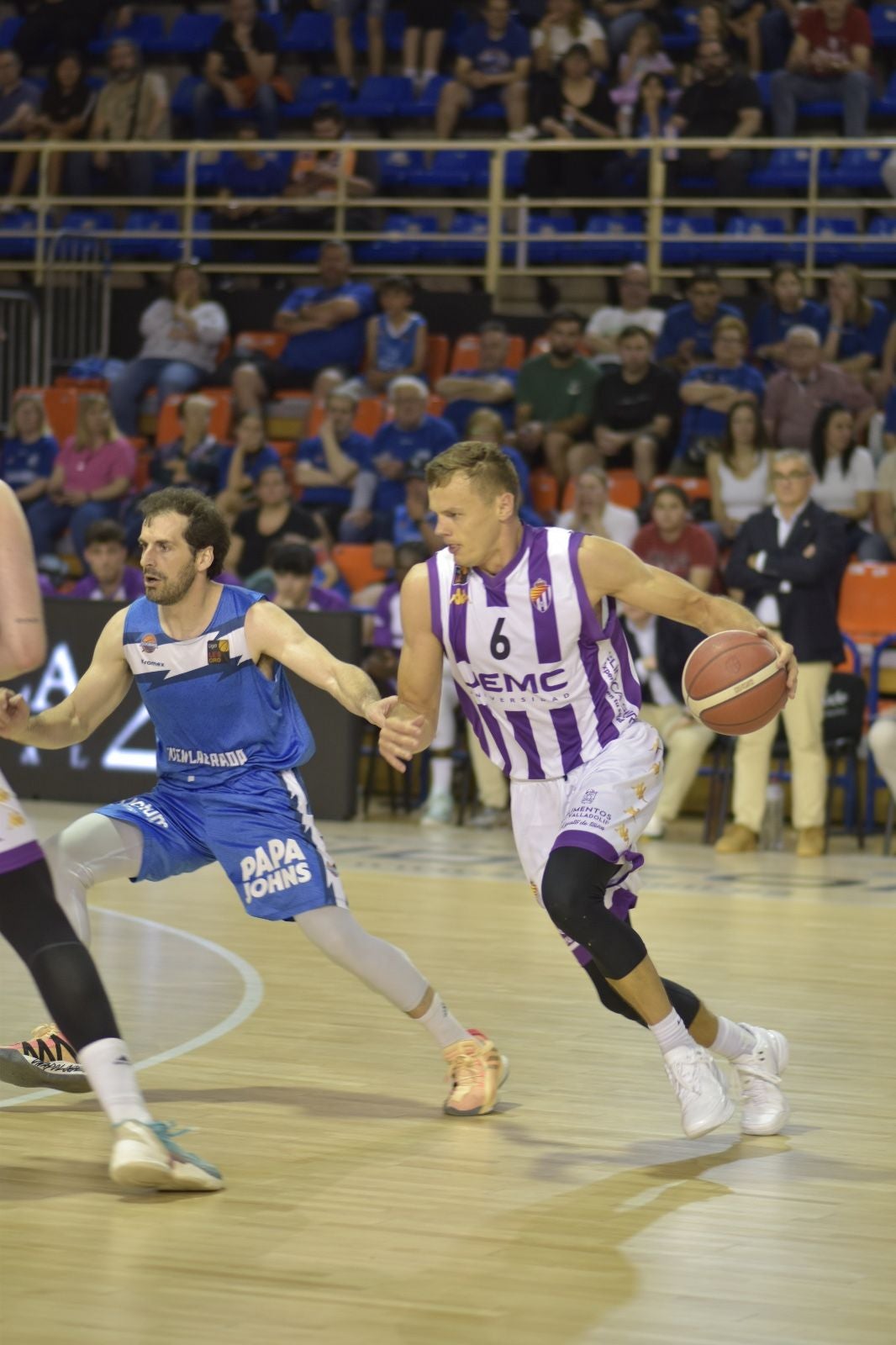 Puidet progresa con el balón ante un rival del Fuenlabrada.