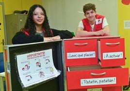 Leticia Pina y Mario González, voluntarios de Cruz Roja Juventud en el programa de atención a menores hospitalizados.