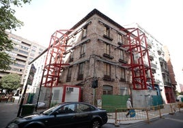 El edificio, en la esquina entre Panaderos y Caño Argales, con andamiaje desde 2017.