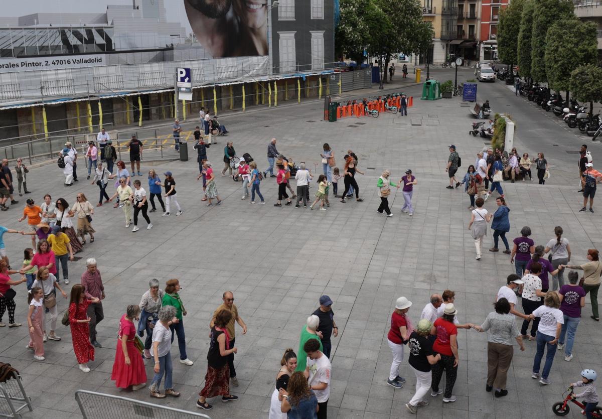 Imagen principal - Bailes del mundo en Portugalete, desde los más sencillos, en corro, derecha, izquierda, hasta los más complejos, a cargo de Radalaila. 