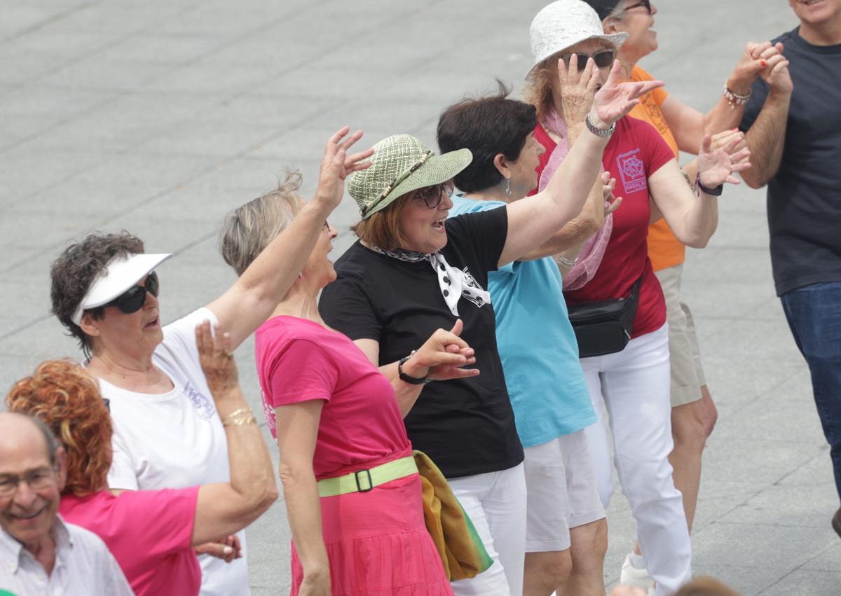 Imagen secundaria 1 - Bailes del mundo en Portugalete, desde los más sencillos, en corro, derecha, izquierda, hasta los más complejos, a cargo de Radalaila. 