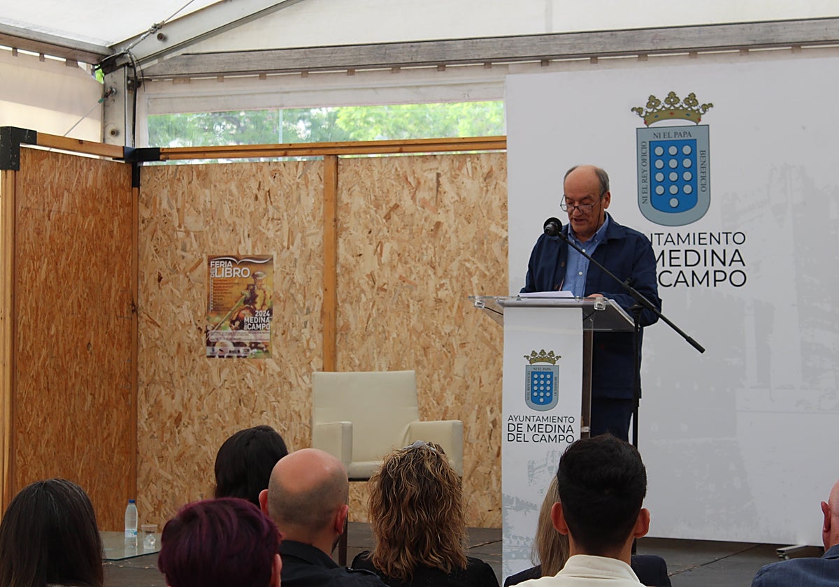 Gustavo Martín Garzo enunciando el pregón en la Feria del Libro de Medina del Campo