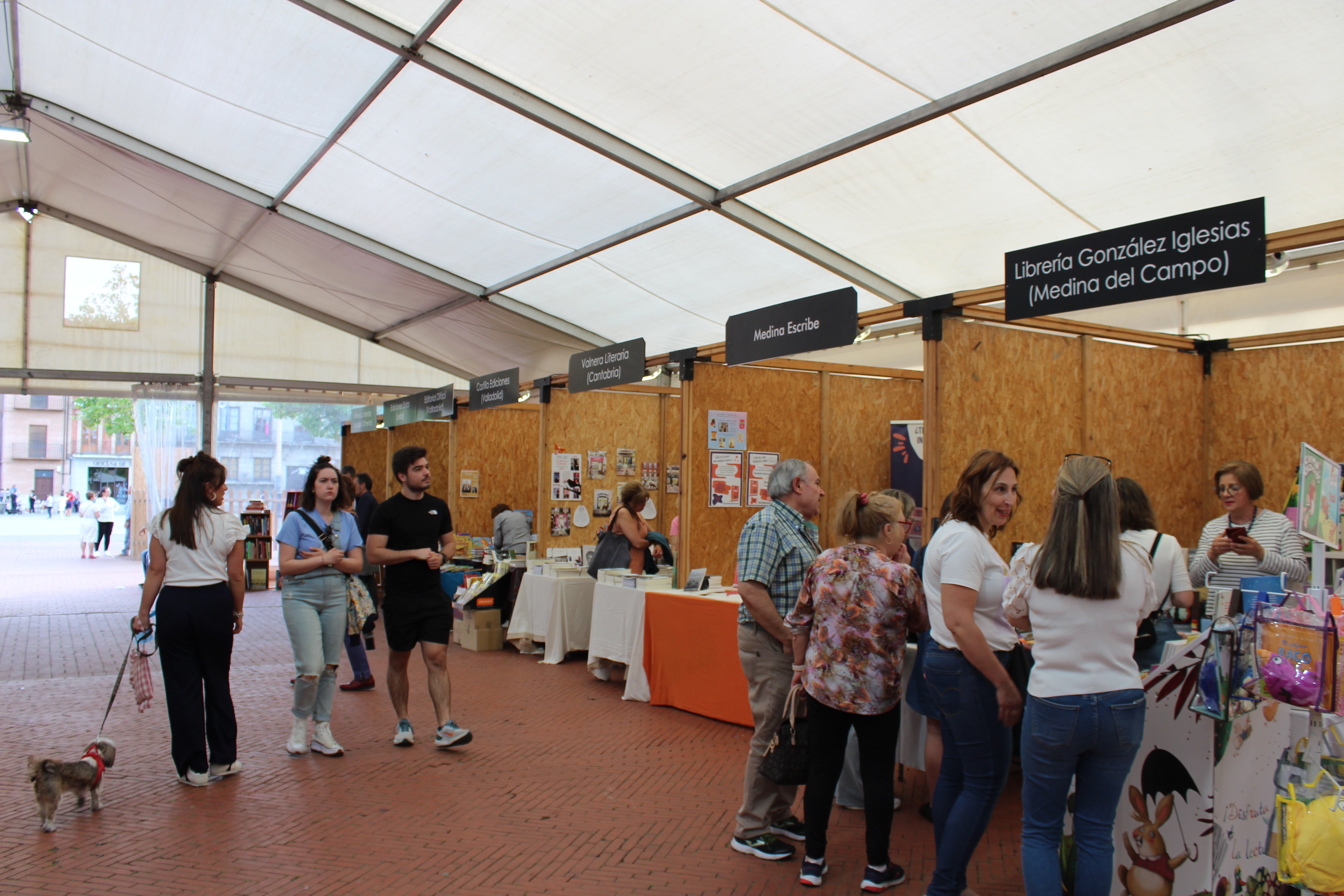 Expositores de la Feria del Libro de Medina del Campo