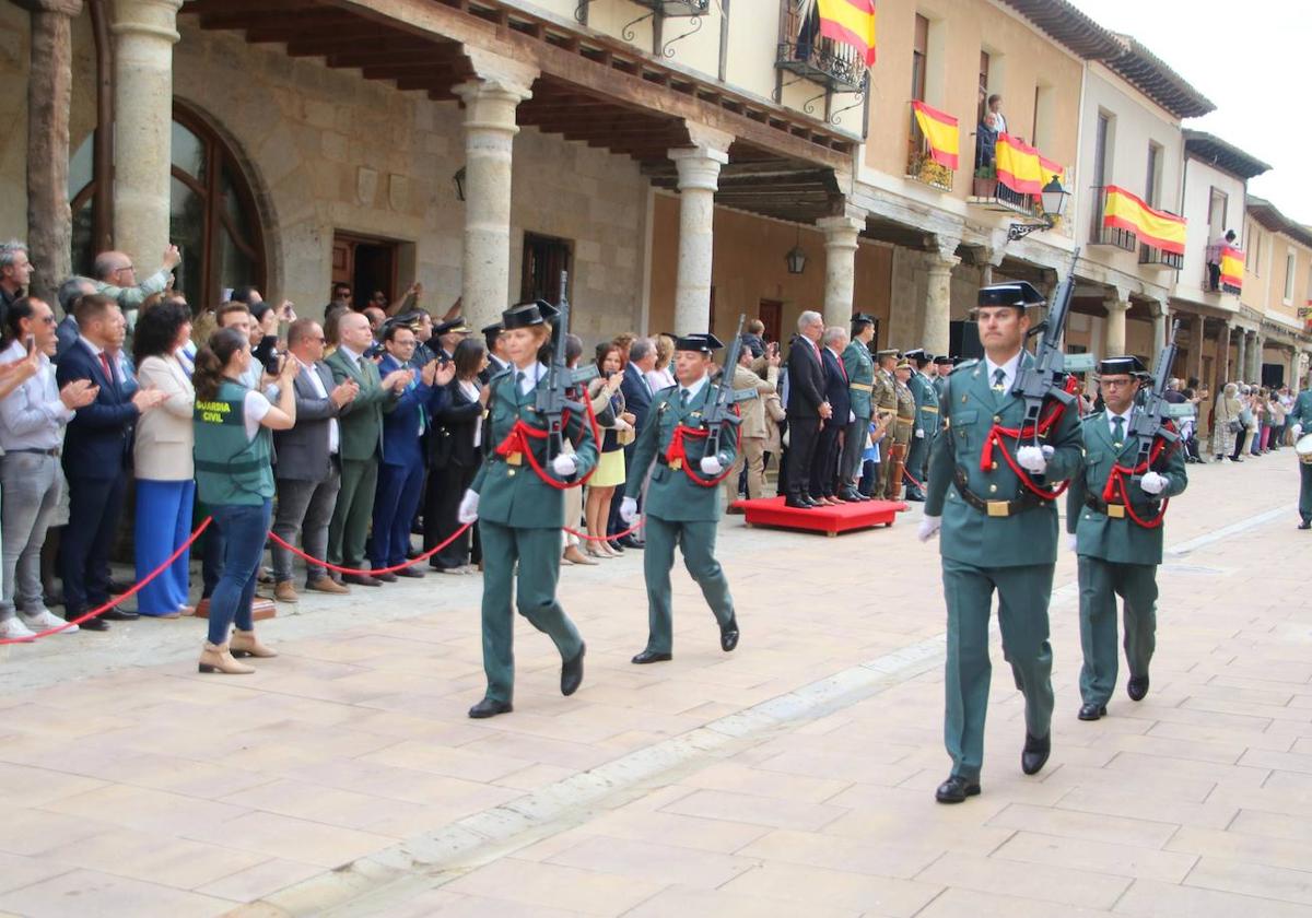 Desfile ante los representantes institucionales, en la calle Corredera de Ampudia