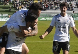 Celebración de uno de los goles ante el Cacereño en una mañana que para muchos jugadores gimnásticos fue un punto de inflexión.