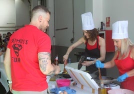 Preparación de las tortillas y los pinchos, este sábado en Baltanás.