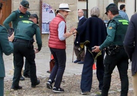 La Infanta Elena conversa con la Guardia Civil, este sábado en Ampudia.