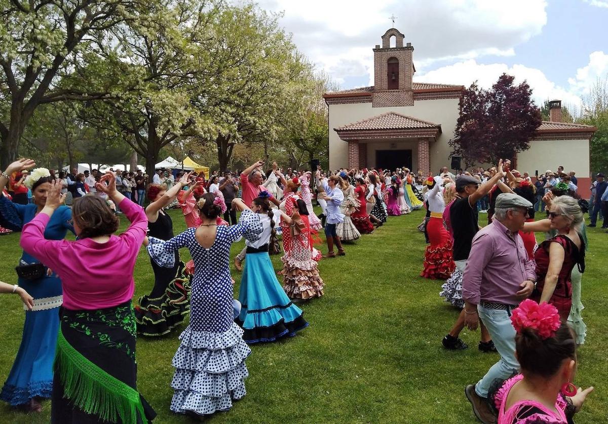 Bailes en honor de la Virgen de Sacedón en la pradera de la ermita poniendo fin a la misa rociera.